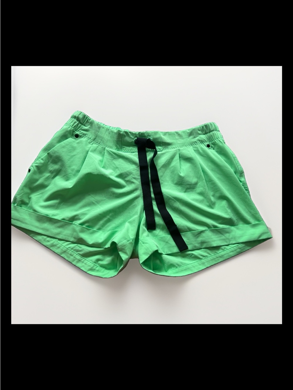 Lululemon Spring Break Away Shorts Green Pistachio Black Drawstring Cuffed Sz 8
